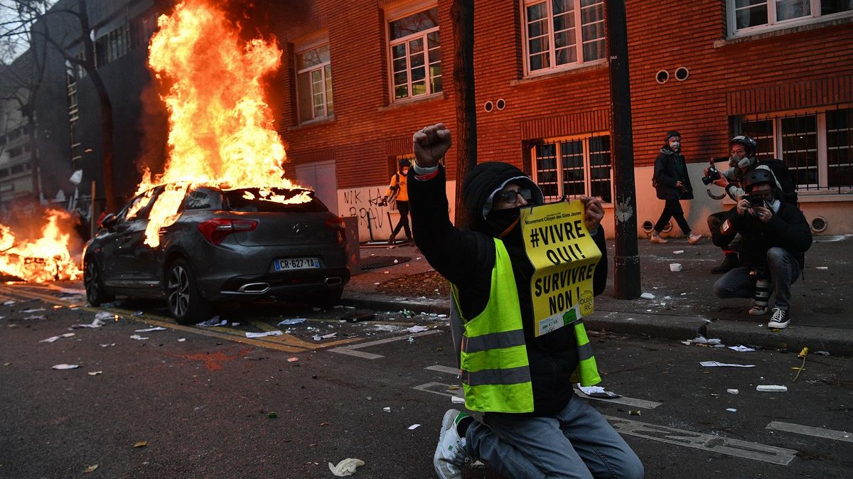 Demonstranti se v Paříži střetli s policií. Odmítají nový bezpečnostní zákon